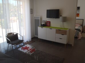 2 bedrooms, desk, iron/ironing board, travel crib - Villa with trees, pool and spa (Sainte-Anastasie-Sur-Issole)