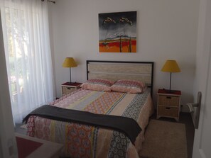 2 chambres, bureau, fer et planche à repasser, lit parapluie