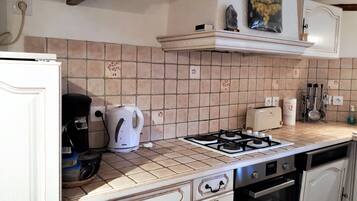 Een koelkast, een microgolfoven, een oven, een kookplaat