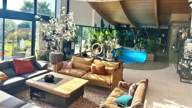 A spacious living area with a pool, large windows, and various plants. - VILLA DU SIECK 5* 14 p PISCINE int chau/securise Vue MER PLAGE SURF GR34 🏄‍♂️🏖 (Santec)