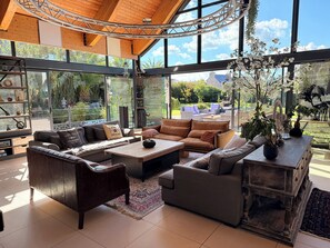 Smart-tv, bordtennisbord, stereoanlæg