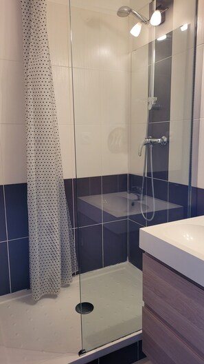 Shower, free toiletries, hair dryer, towels