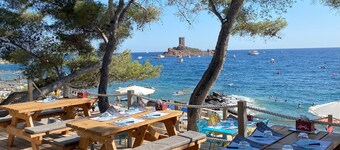 AGAY, Cap Esterel *** :magnificent sea view, south-facing terrace, swimming pool access, parking lot