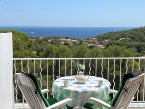 Outdoor dining - AGAY, Cap Esterel: magnificent sea view, south-facing terrace, pool access, parking (Saint-Raphaël)