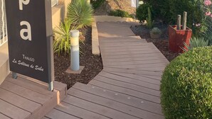 Entrada de un spa con un letrero que dice "Estorel Forme Spa Thalgo La Sultane de Saba".