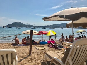 Playa en los alrededores y camastros 