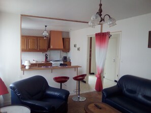 TV, DVD player - House located at the foot of the arrest mountains (Poullaouen)