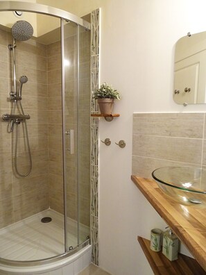 Combined shower/bathtub, hair dryer, towels - Charming village house (Bages)