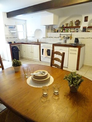 Fridge, microwave, oven, stovetop - Charming village house (Bages)