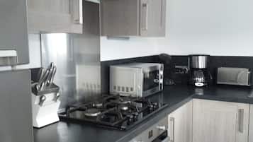 Frigorifero, microonde, forno, piano cottura