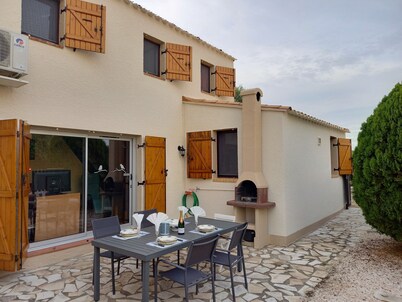 Gruissan Family home, 2 to 6 people - 3 bedrooms and 2 bathrooms.