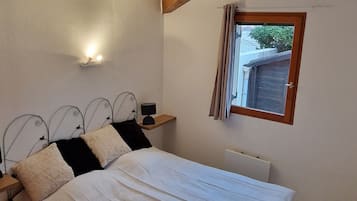 3 bedrooms, iron/ironing board, travel crib, free WiFi