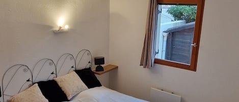 3 habitaciones, tabla de planchar con plancha y cuna de viaje