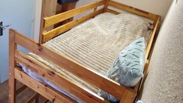 3 dormitorios, tabla de planchar con plancha, cuna de viaje