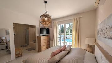 3 bedrooms, desk, iron/ironing board, travel crib
