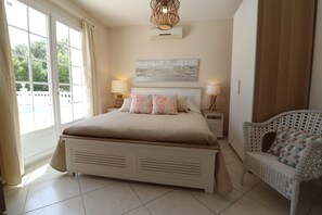 3 chambres, bureau, fer et planche à repasser, lit de bébé portatif