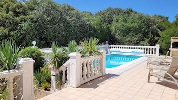 Alberca al aire libre y alberca climatizada