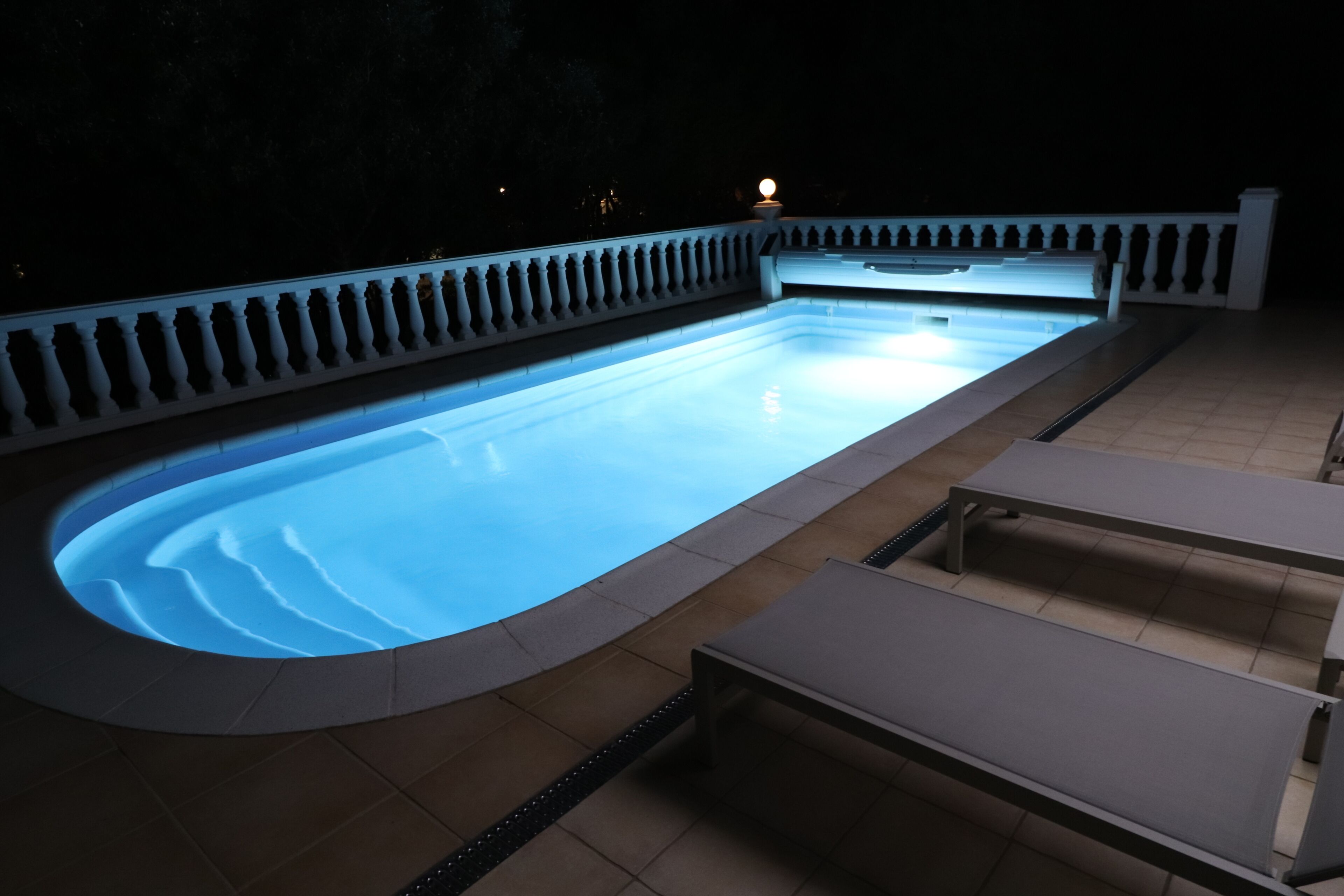 Utendørsbasseng og et oppvarmet basseng