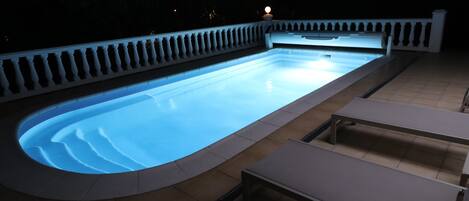 Utendørsbasseng og et oppvarmet basseng