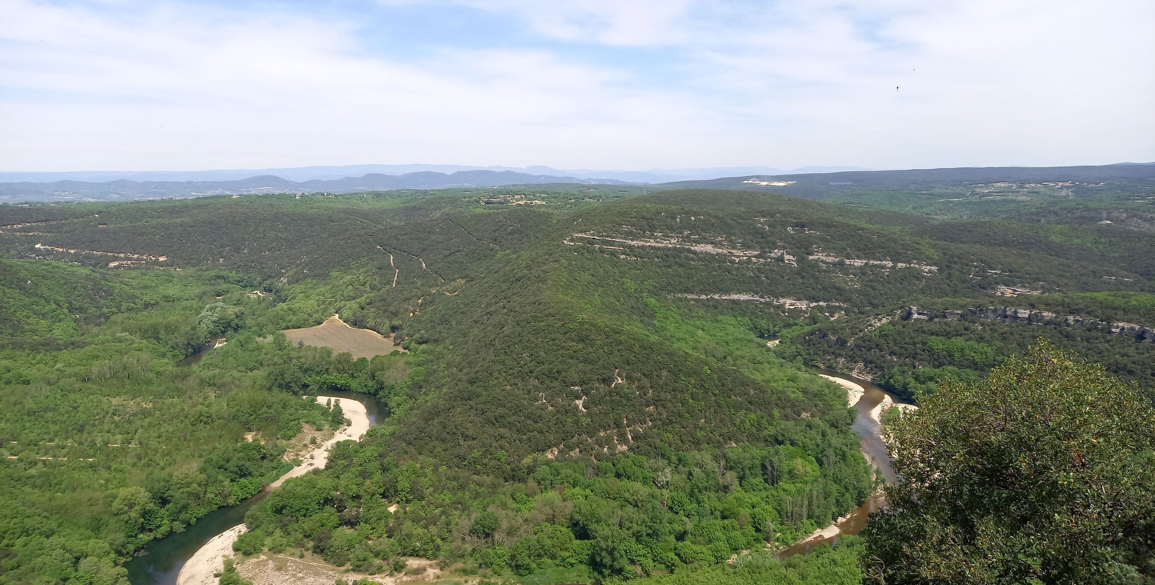Una vista panorámica de un paisaje montañoso con un río serpenteando a través de él.