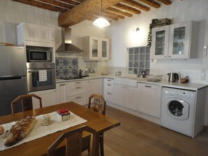 Frigorífico, microondas, horno y placa de cocina