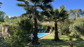 Een buitenzwembad en een verwarmd zwembad