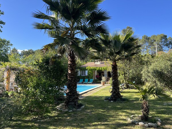 Utendørsbasseng og et oppvarmet basseng