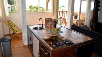 Frigorífico, microondas, horno y placa de cocina