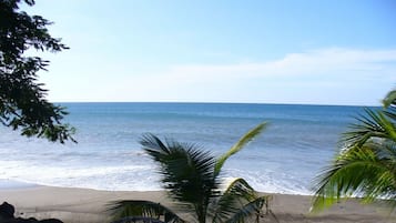 Ubicación cercana a la playa y toallas de playa