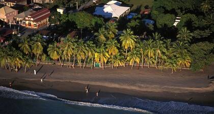 F2 Panoraamanäkymä merelle, vuorille ja uima-altaalle näkymä asunnosta