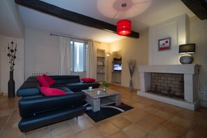 TV, fireplace, ping pong, stereo