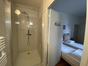 Combined shower/bathtub, hair dryer, towels