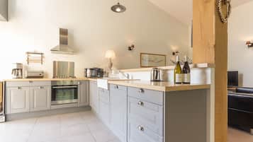 Een koelkast, een magnetron, een oven, een kookplaat