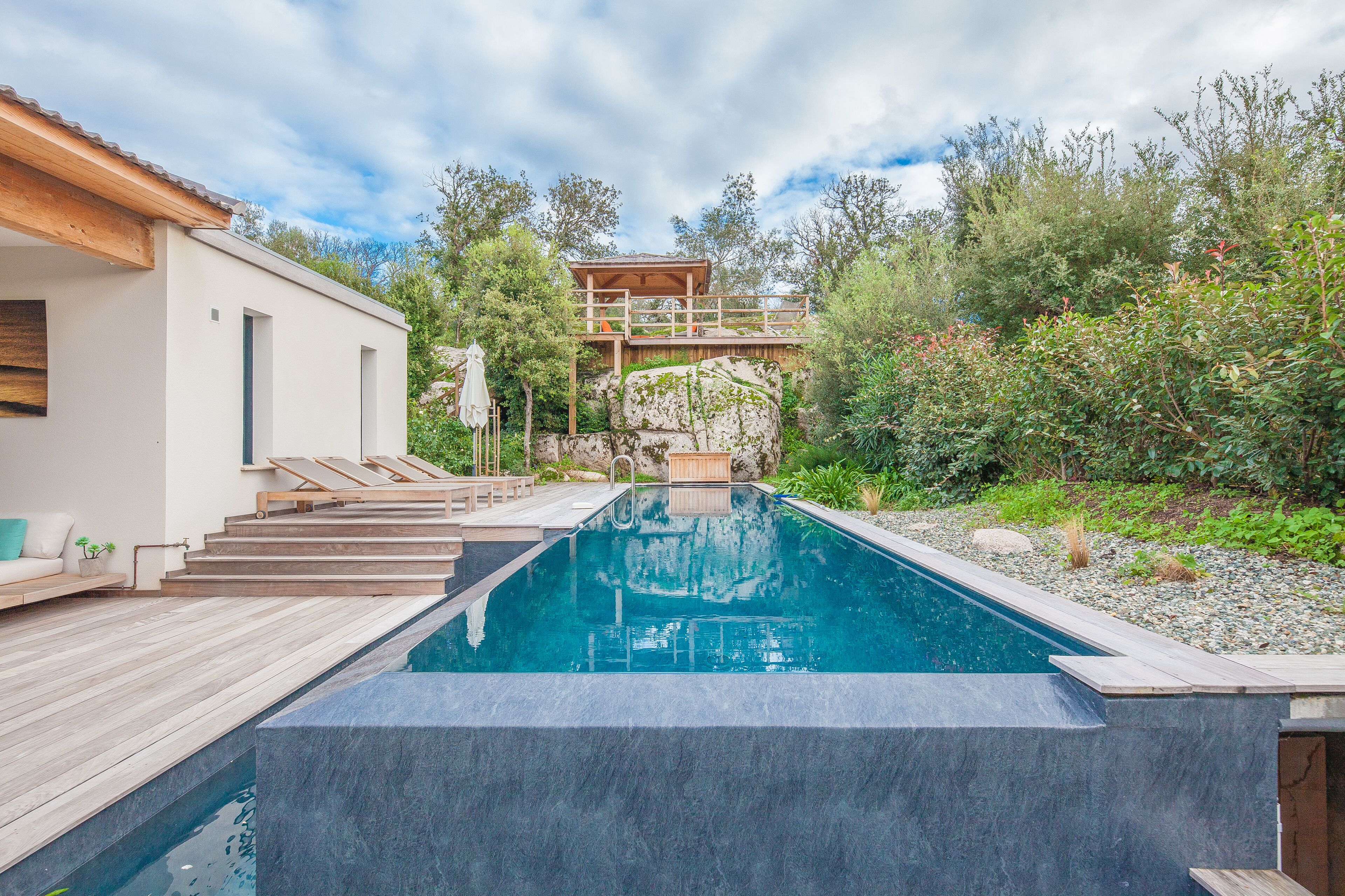 Et oppvarmet basseng