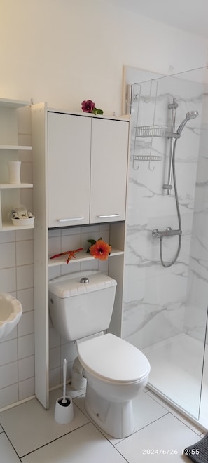 Bañera, secador de pelo, toallas, jabón