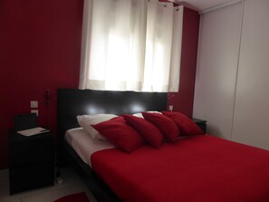 3 habitaciones, tabla de planchar con plancha y cuna de viaje