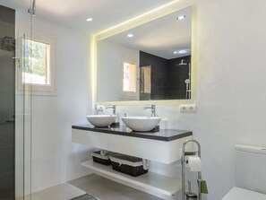 Een bad, een haardroger, handdoeken, toiletpapier