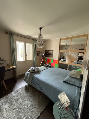 4 bedrooms, iron/ironing board, free WiFi, bed sheets