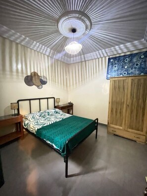 4 bedrooms, desk, iron/ironing board, WiFi