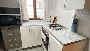 Refrigerador, microondas, placa de cocina, cafetera/tetera