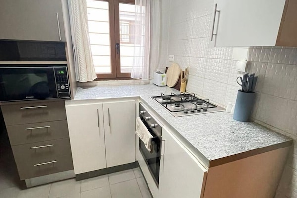 Réfrigérateur, micro-ondes, plaque de cuisson, cafetière/bouilloire