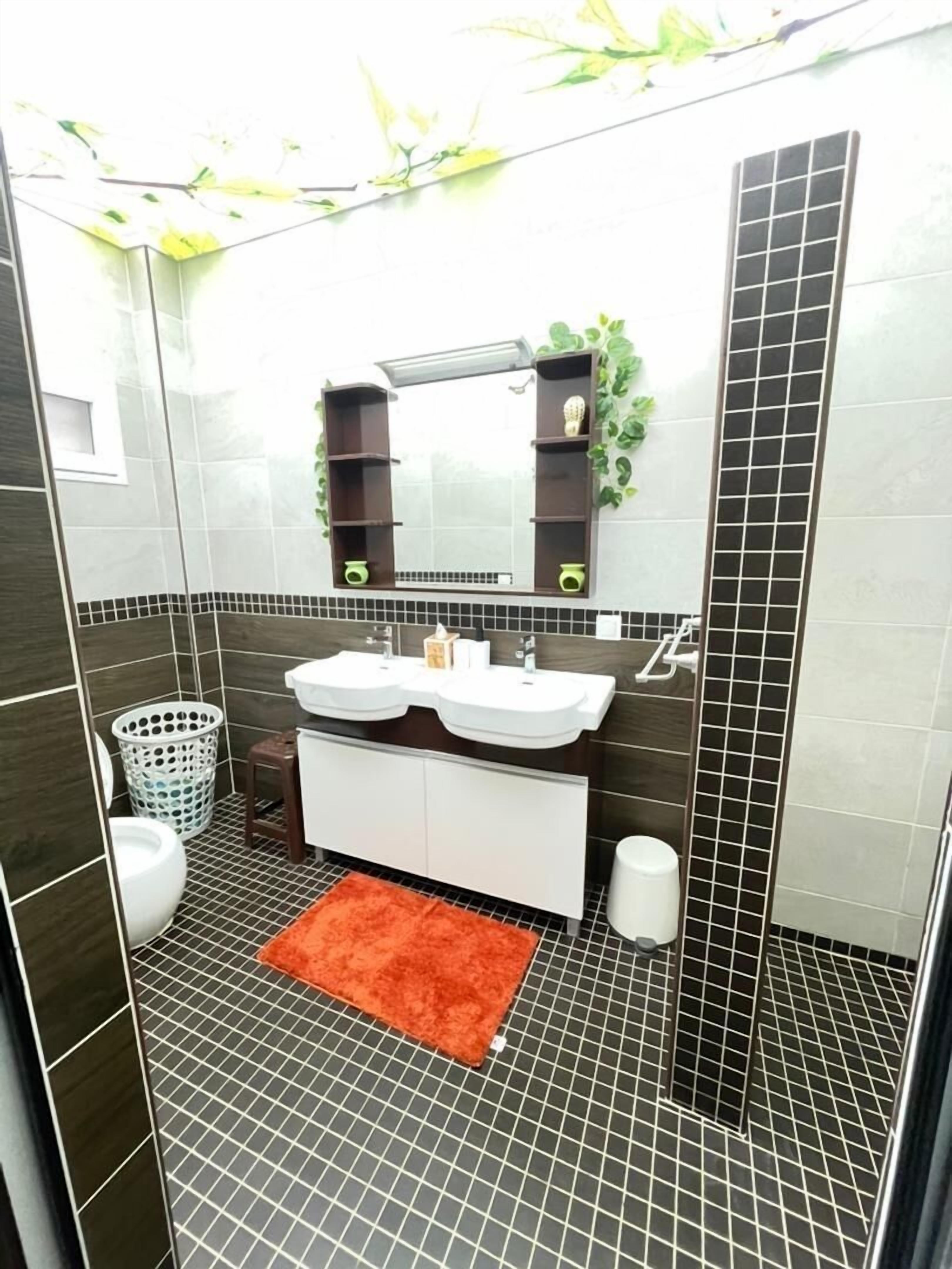 Douche, sèche-cheveux, serviettes fournies, savon