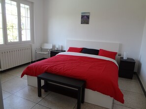 4 bedrooms, desk, iron/ironing board, free WiFi