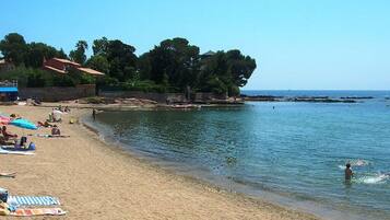 Vlak bij het strand, ligstoelen
