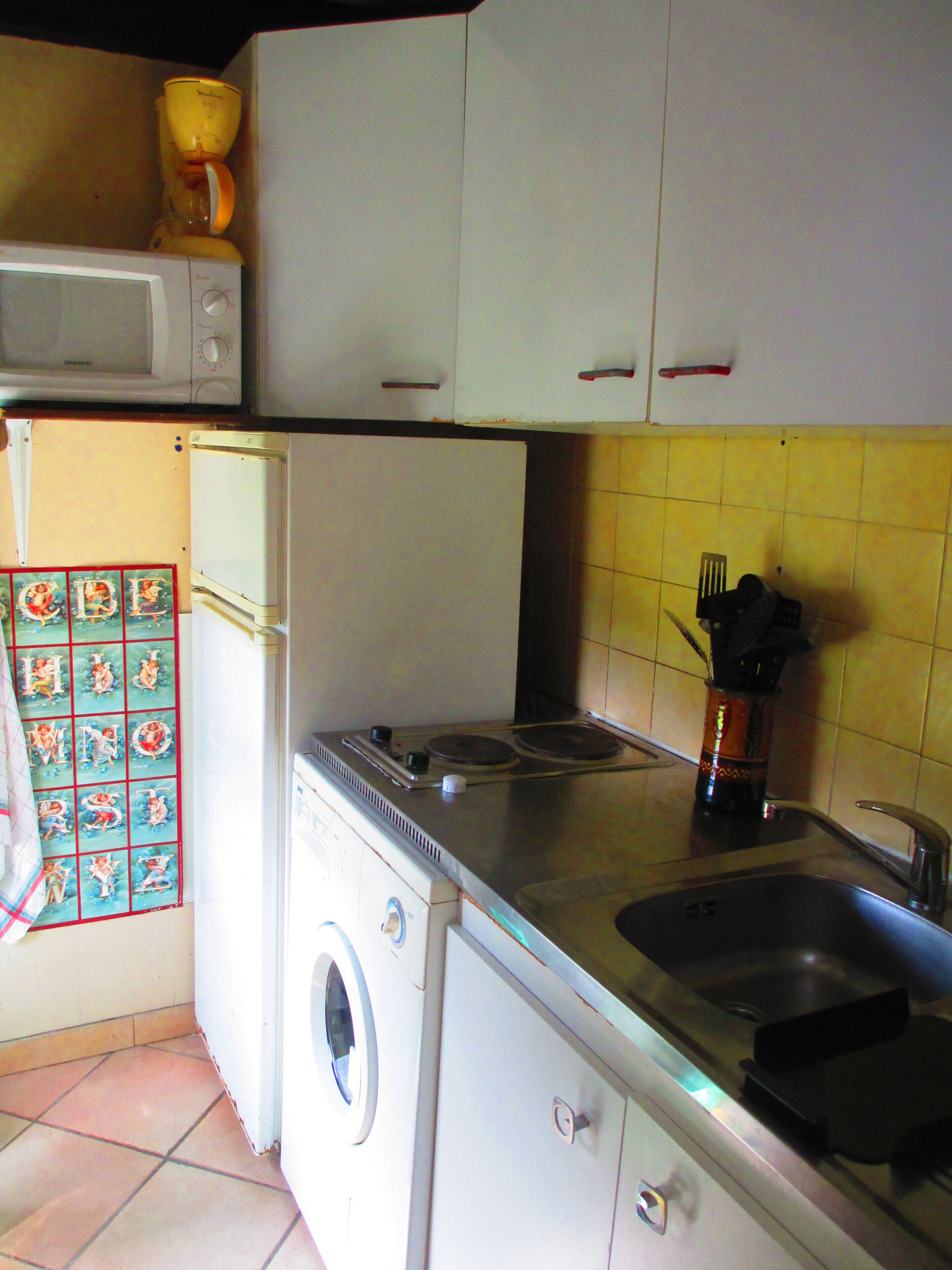 Réfrigérateur, micro-ondes, four, plaque de cuisson