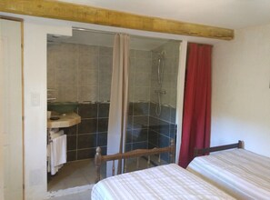 2 quartos, cofres nos quartos, escrivaninha