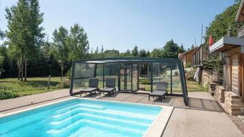 Una piscina techada, una piscina al aire libre