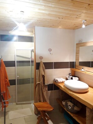 Shower, hair dryer, towels - Private swimming pool, Jacuzzi and Sauna Clair de Lune 4****  (Uzemain)