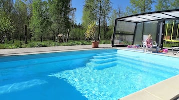 Una piscina techada, una piscina al aire libre