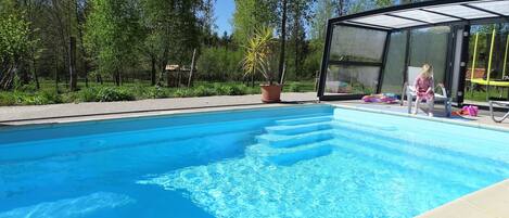 Inomhuspool och utomhuspool